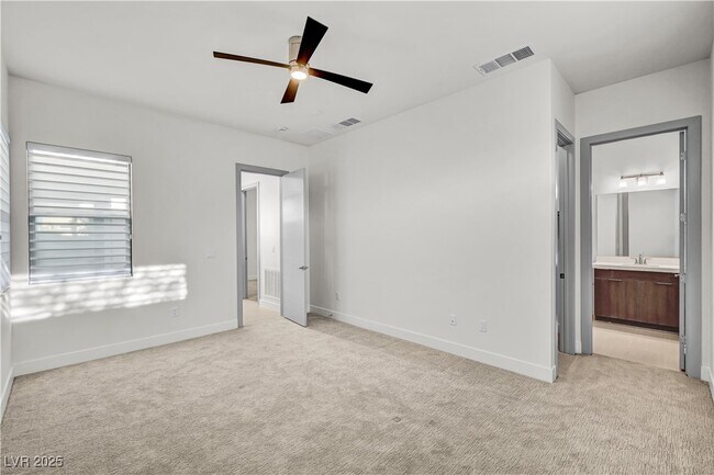 Building Photo - 68 Grey Feather Dr