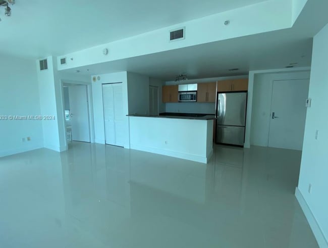 Building Photo - 2 bedroom + 2 bath corner unit || MET1