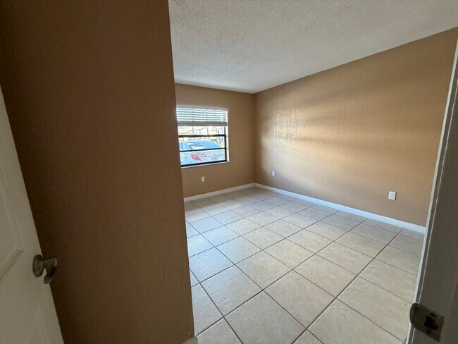 Building Photo - 1040 June Dr