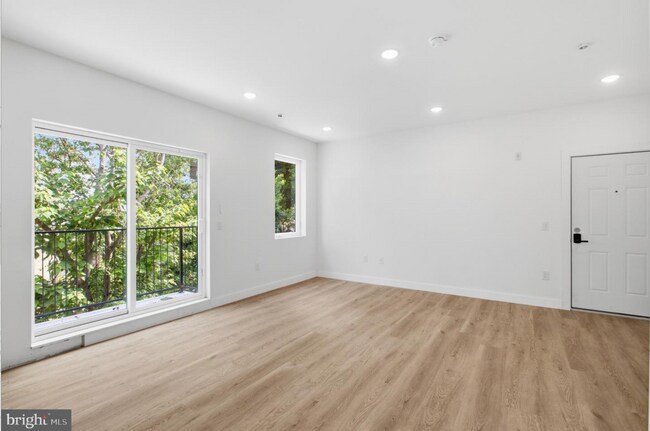 Building Photo - 613 Brooklyn St