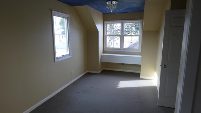 Building Photo - 516 9th St