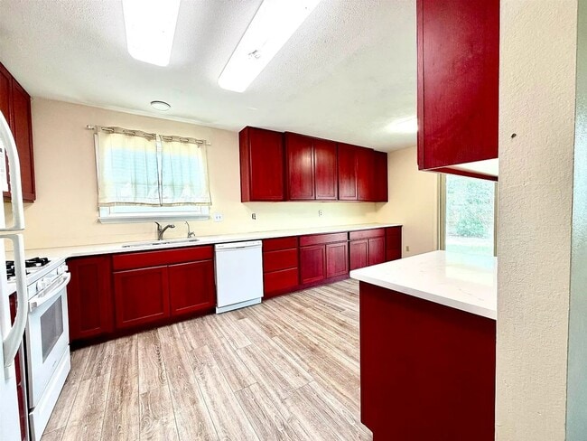 Building Photo - Welcome to this 3 BD, 2 Bth home situated on a corner lot!!