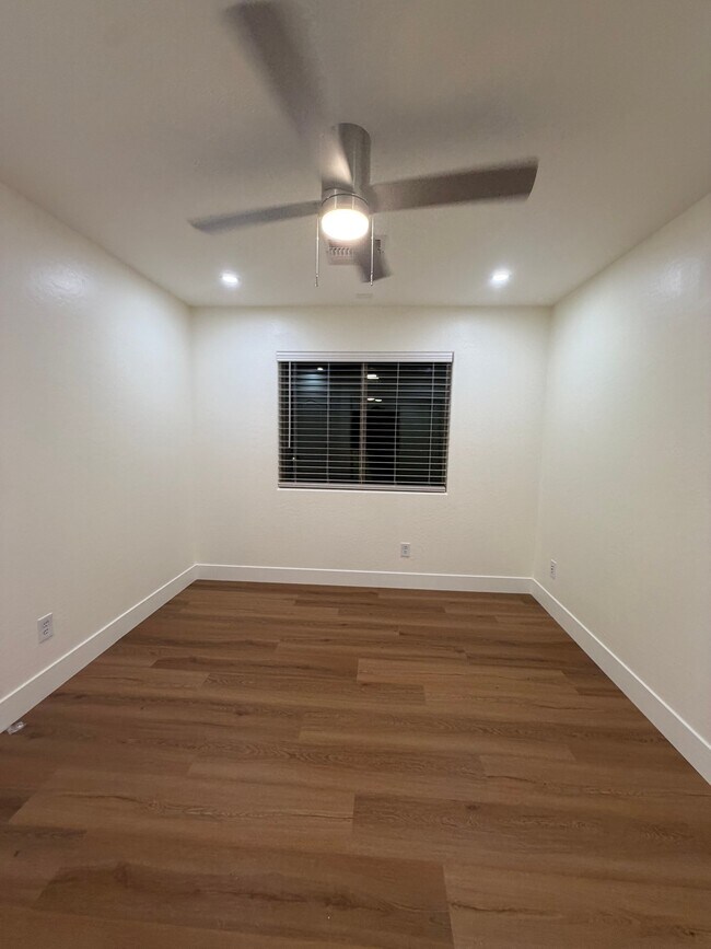 Building Photo - 2741 E Quiet Hollow Ln