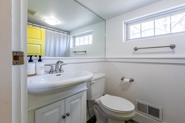 Building Photo - Rare historic East Nashville bungalow for rent; 4 Beds 3 Baths, 1,806 SqFt, fenced yard