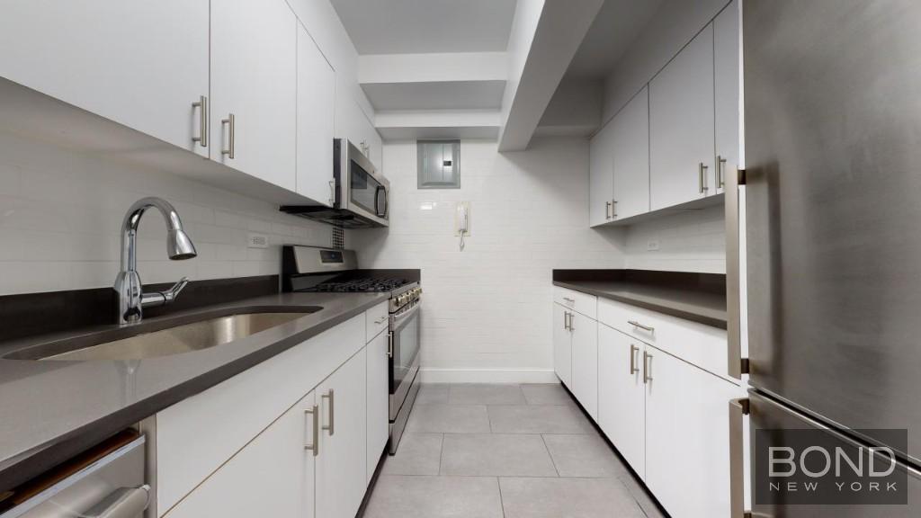 Building Photo - 20 Beekman Pl