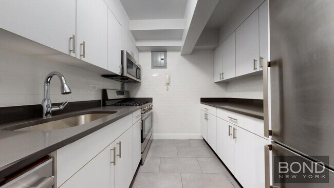Building Photo - 20 Beekman Pl