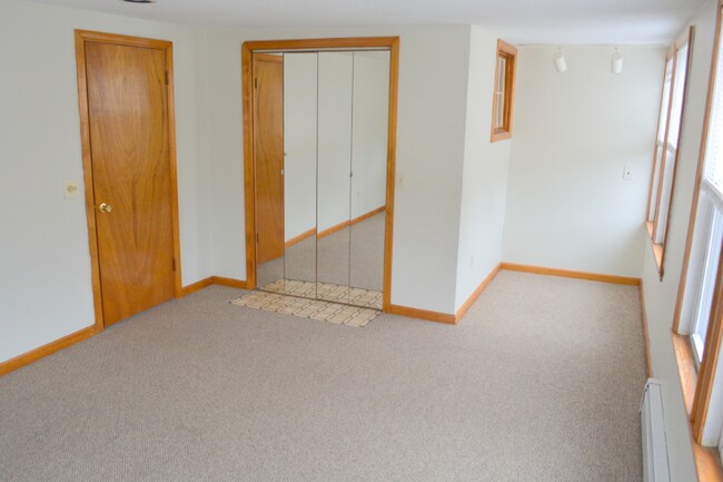 Building Photo - 3343 Post Rd