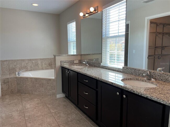 Building Photo - 4850 Poolside Dr