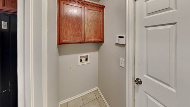 Building Photo - Very Nice 3 Bedroom 2 Bath Home in Mustang Schools