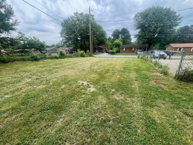 Building Photo - 811 Cedarcrest Dr