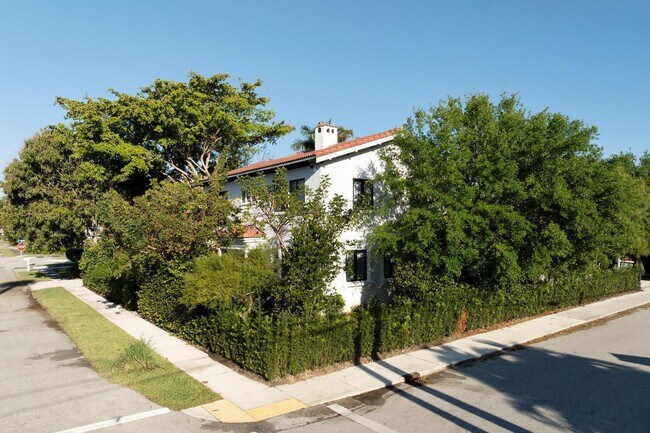 Building Photo - 1629 S Lakeside Dr