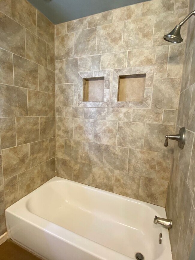 Building Photo - 3 Bed 1 bath with Huge Backyard!!