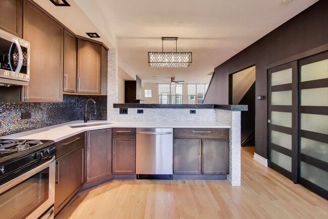 Building Photo - 6951 N Western Ave