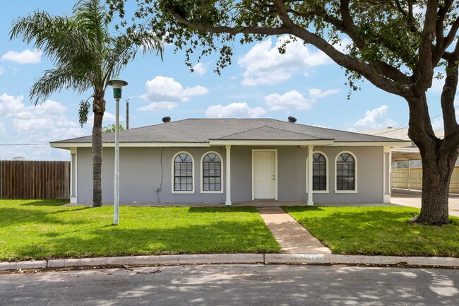 Building Photo - 5004 Oleander Dr