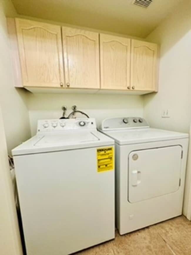 Building Photo - Cozy 1st-floor condo unit with 2 bedrooms and 2 bathrooms. Located in a guard-gated community in ...