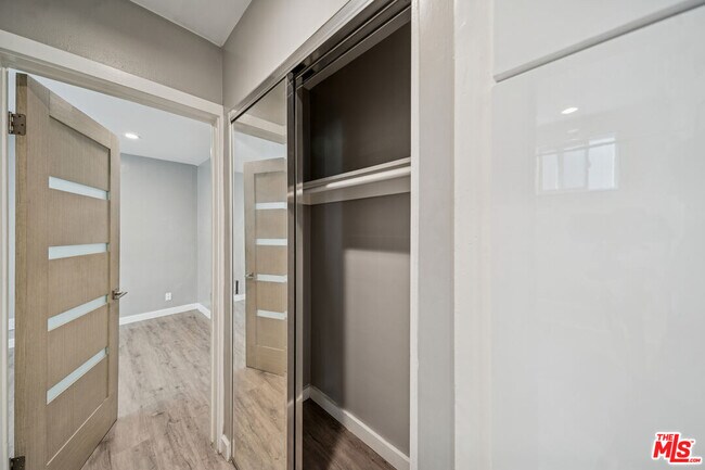 Building Photo - 252 S New Hampshire Ave