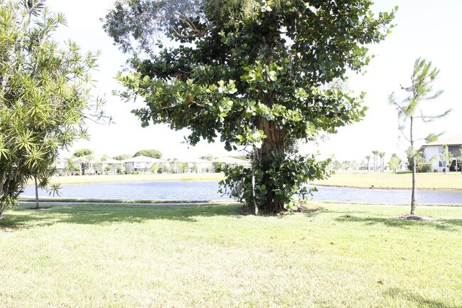 Building Photo - 5620 Queen Palm Ct