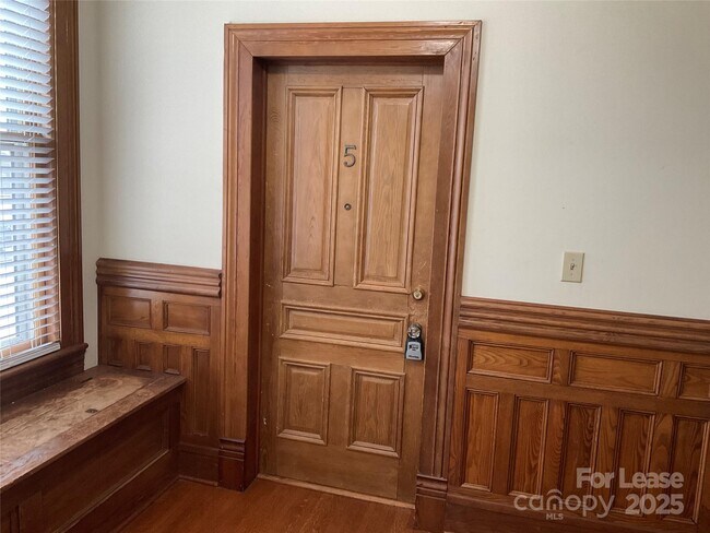 Building Photo - 409 N Main St