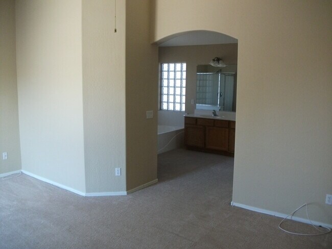 Building Photo - Spacious 4 bedroom, 2.5 bath