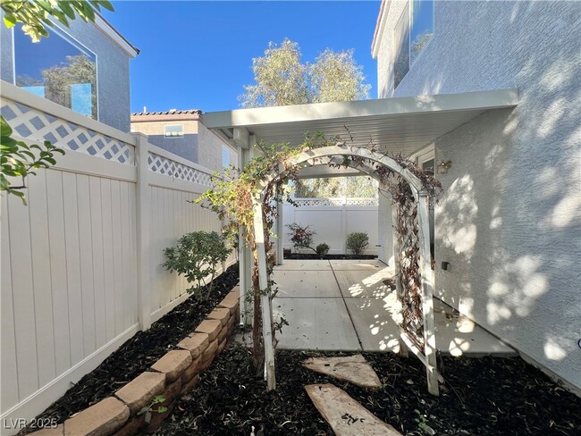 Building Photo - 6164 Bridgeport Hills Ave