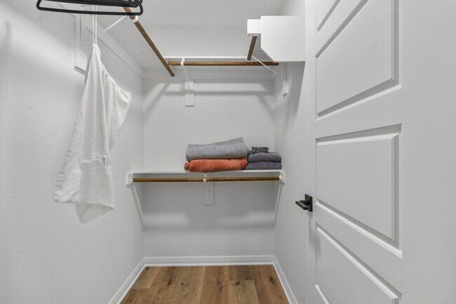 Building Photo - FULLY FURNISHED 3/3 Townhome in Bobcat Vil...