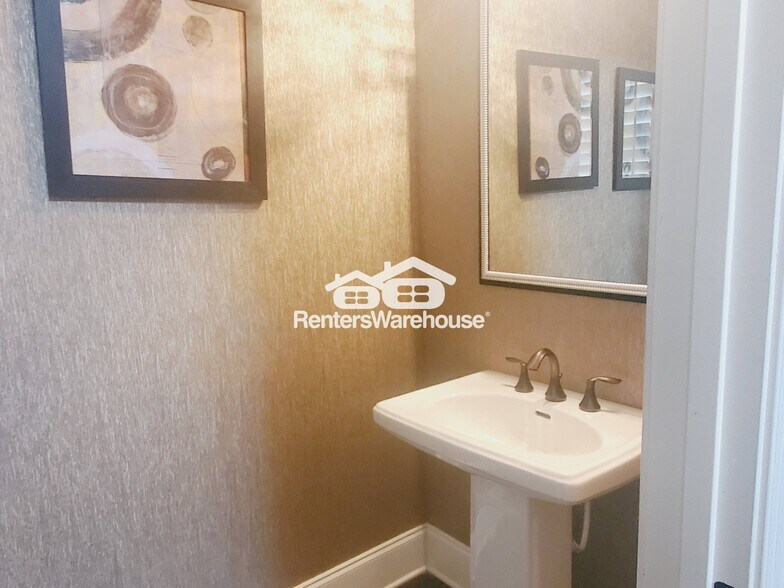 Building Photo - 922 Canterbury Ln NE