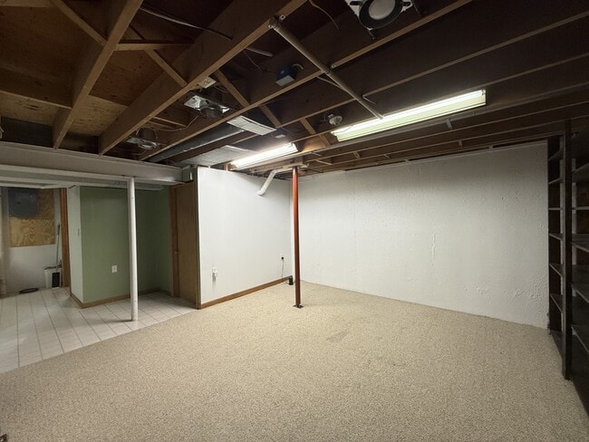 Building Photo - 2447 Roanoke Dr