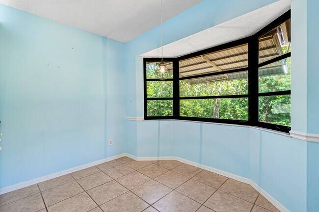 Building Photo - 2041 SE Floresta Dr