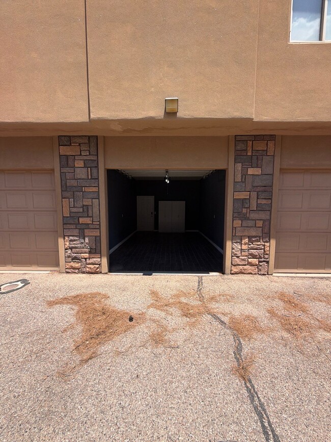 Building Photo - 340 N Country Ln