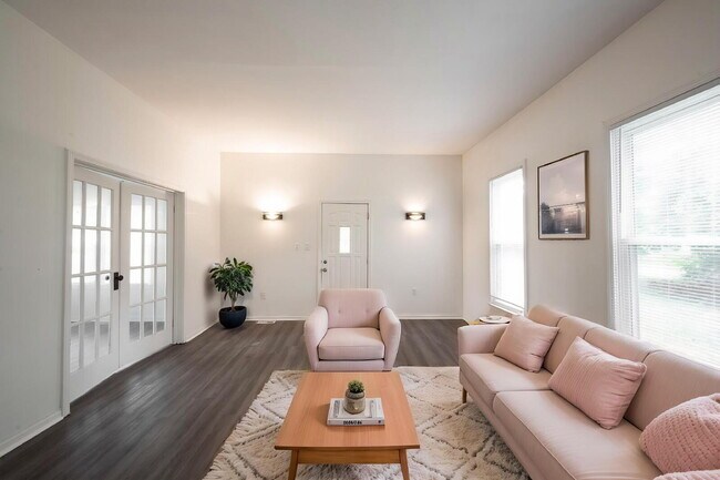 Building Photo - "Charming 3-Bedroom Home with Spacious Layout in Indianapolis!"