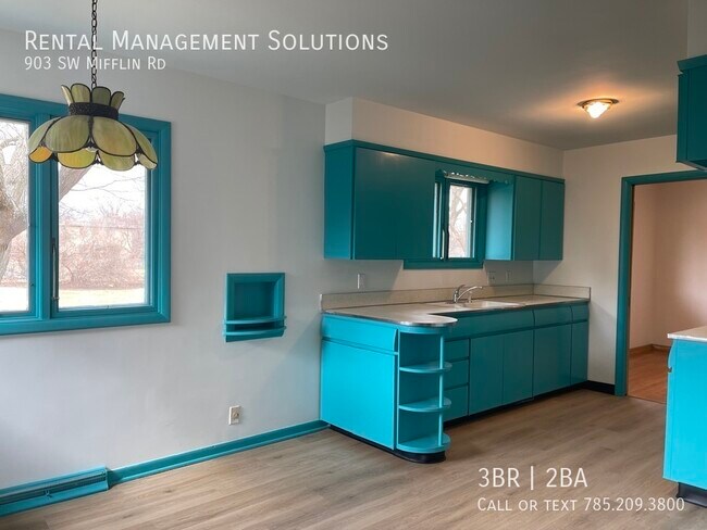 Building Photo - *RETRO KITCHEN & HUGE BASEMENT* 903 SW Mif...