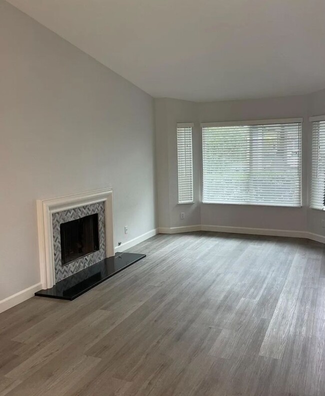 Building Photo - Updated 2 Bedroom