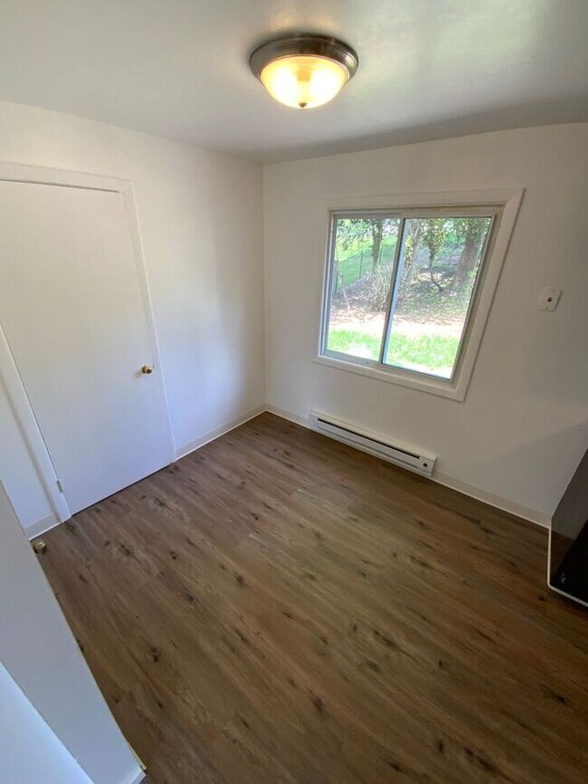 Building Photo - Tacoma home 3bdr 1.5 bath 1 car garage att...