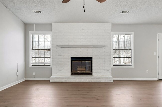 Building Photo - 3 Bed • 2 Bath • Valley View School District