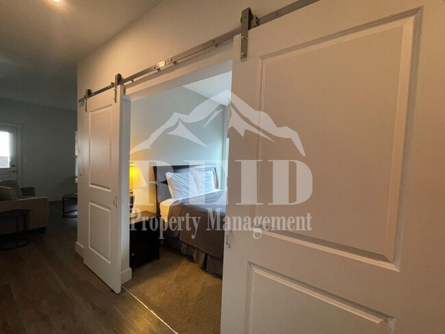 Building Photo - FURNISHED 1 BEDROOM 1 BATH APARTMENT  - BREMERTON