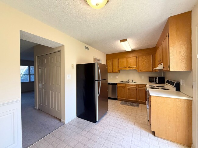 Building Photo - Private 2BD/1.5BA Townhouse in Prime NW Hi...