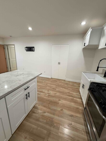 Building Photo - 4925 E San Rafael St