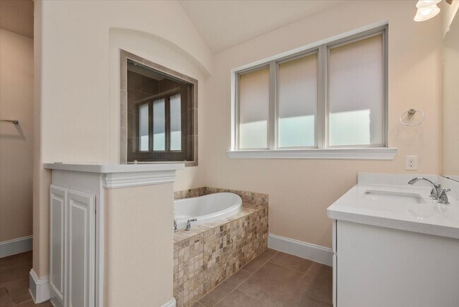 Building Photo - 11231 Dunstan Hill Dr