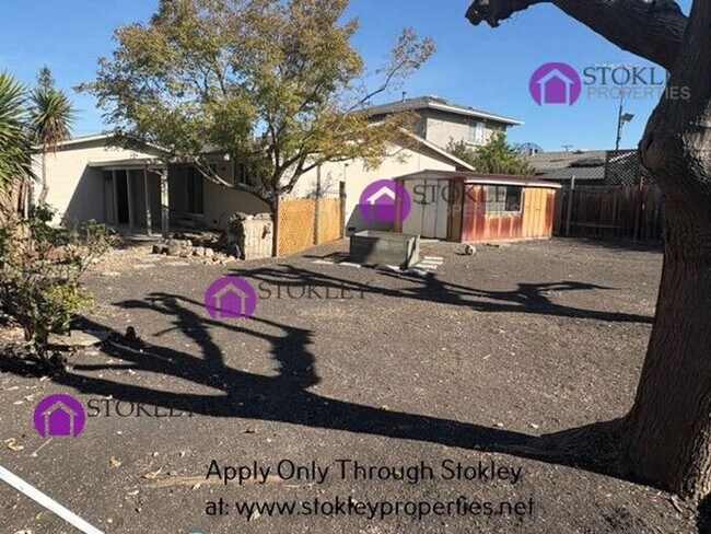 Building Photo - 1875 Queens Rd