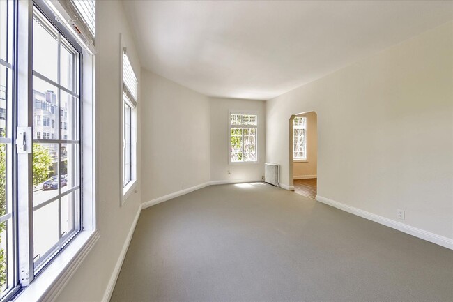 Building Photo - Bright TOP FLOOR 1-Bedroom Apartment in He...