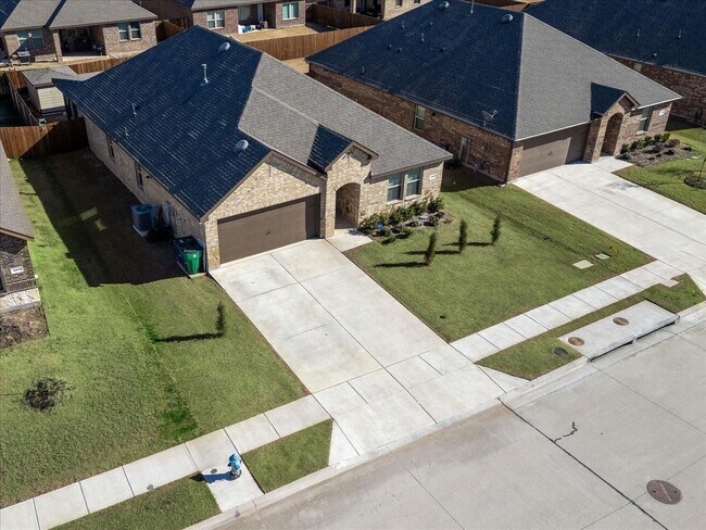 Building Photo - If you love to sit on the back porch then ...