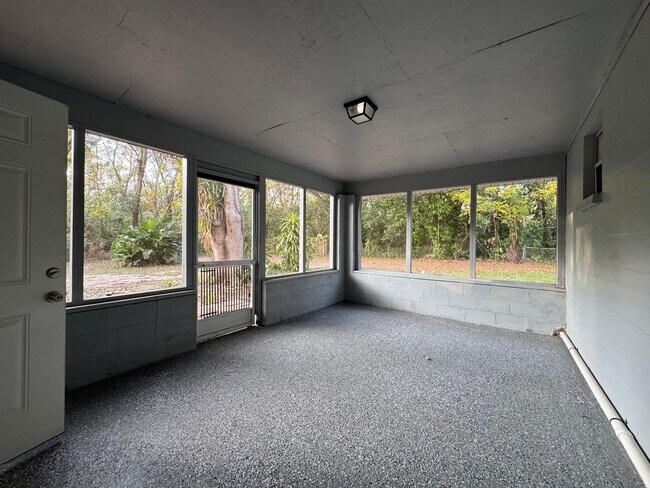 Building Photo - Coming Soon! 3 BR/2BA | Newly Renovated Single Family Home | Large Covered Back Patio| In Valrico!
