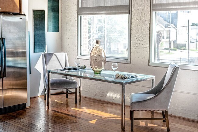 Building Photo - 1312 Live Oak St