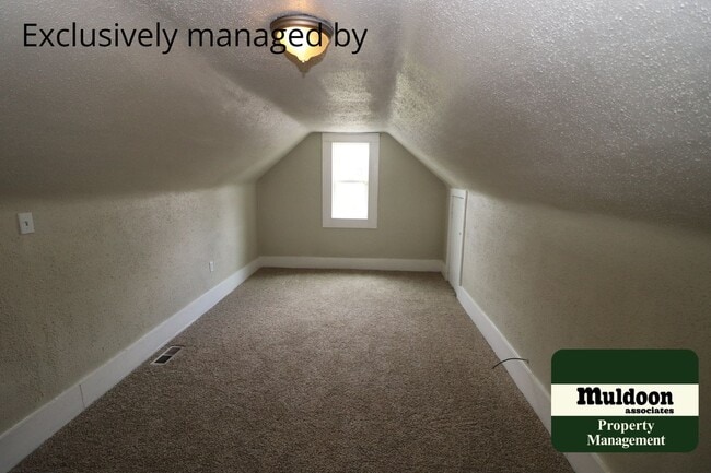Building Photo - Adorable 1.5 Story Home - Pets Ok! Nicely ...