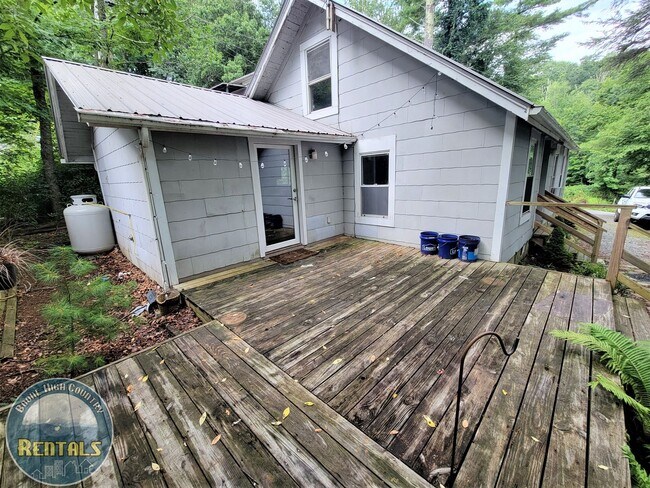 Building Photo - Charming 2 Bedroom Home --- Walking Distance to Campus!