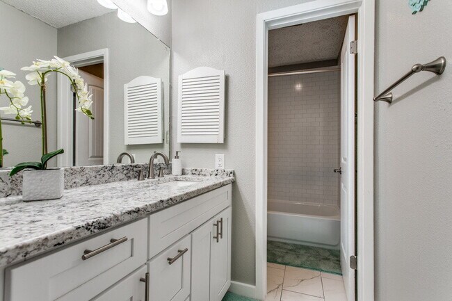 Building Photo - "Charming 3-Bedroom Haven with Cozy Fireplace in San Antonio – 1570 Sq Ft of Comfort!"