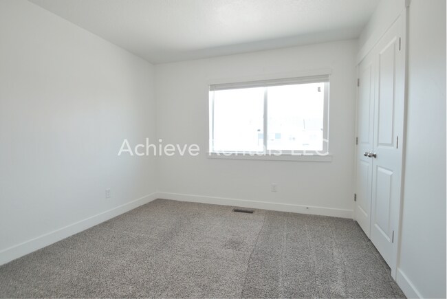 Building Photo - Golf, Parks & Home Sweet Home | Logan Utah Townhome