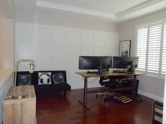 Building Photo - Spacious 4 Bed / 5 Bath Two-Story Home wit...
