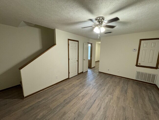 Building Photo - Spacious Single-Occupancy Townhouse Apt | 1.5 Bath + Office Near MSU