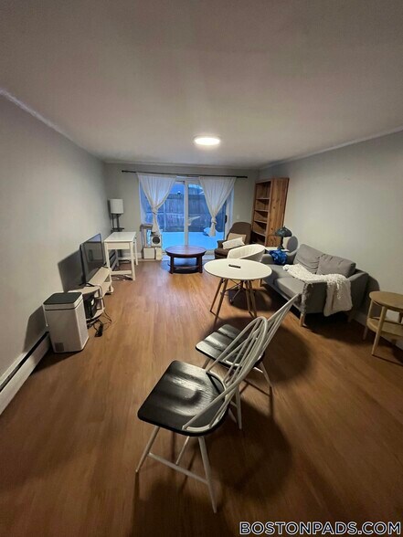 Building Photo - 110 Babcock St